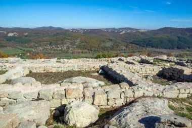 Bulgaristan 'ın Kardzhali Bölgesi, Perperikon antik Trakya kentinin sonbahar manzarası