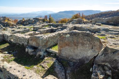 Bulgaristan 'ın Kardzhali Bölgesi, Perperikon antik Trakya kentinin sonbahar manzarası