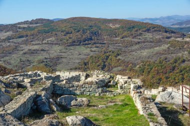 Bulgaristan 'ın Kardzhali Bölgesi, Perperikon antik Trakya kentinin sonbahar manzarası
