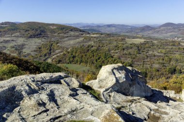 Bulgaristan 'ın Kardzhali Bölgesi, Perperikon antik Trakya kentinin sonbahar manzarası