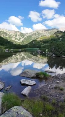 Bulgaristan 'ın Banderitsa Gölü çevresindeki Pirin Dağı' nın şaşırtıcı yaz manzarası
