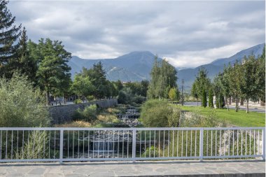 Bulgaristan 'ın Blagoevgrad bölgesindeki eski Bansko kasabasındaki tipik sokak ve binalar