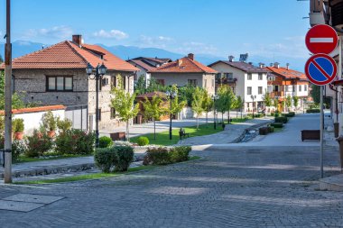 Bulgaristan 'ın Blagoevgrad bölgesindeki eski Bansko kasabasındaki tipik sokak ve binalar
