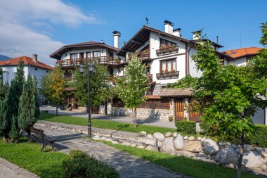 Bulgaristan 'ın Blagoevgrad bölgesindeki eski Bansko kasabasındaki tipik sokak ve binalar