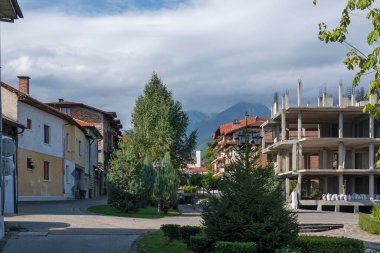 Bulgaristan 'ın Blagoevgrad bölgesindeki eski Bansko kasabasındaki tipik sokak ve binalar