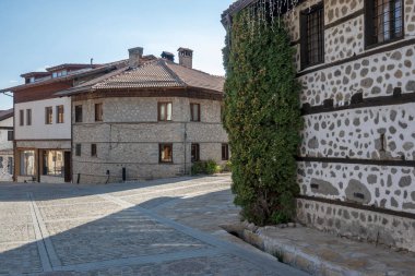 Bulgaristan 'ın Blagoevgrad bölgesindeki eski Bansko kasabasındaki tipik sokak ve binalar