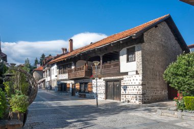 Bulgaristan 'ın Blagoevgrad bölgesindeki eski Bansko kasabasındaki tipik sokak ve binalar