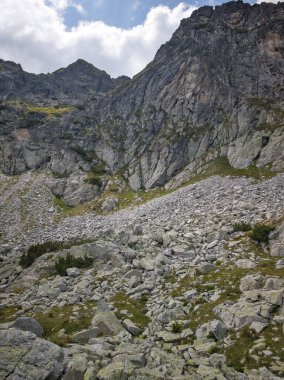 Bulgaristan 'ın Yakoruda Gölleri yakınlarındaki Rila Dağı' nın İnanılmaz Yaz Manzarası