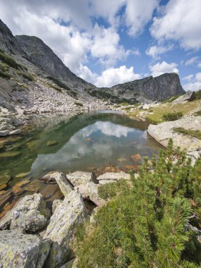 Bulgaristan 'ın Yakoruda Gölleri yakınlarındaki Rila Dağı' nın İnanılmaz Yaz Manzarası