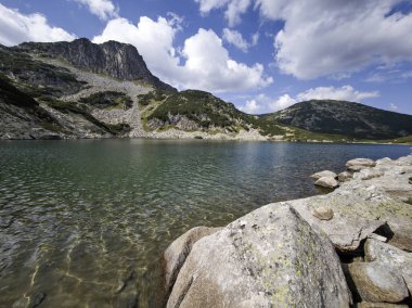 Bulgaristan 'ın Yakoruda Gölleri yakınlarındaki Rila Dağı' nın İnanılmaz Yaz Manzarası