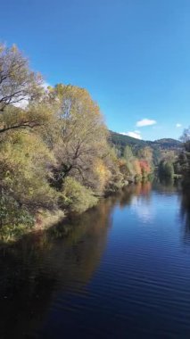 Bulgaristan 'ın Sofya kentinin Pancharevo Gölü yakınlarından geçen Iskar Nehri' nin Sonbahar Manzarası