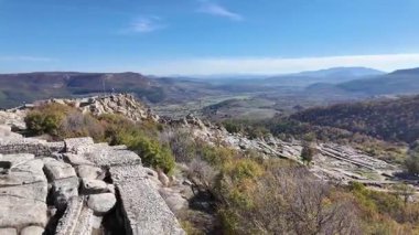 Bulgaristan 'ın Kardzhali Bölgesi, Perperikon antik Trakya kentinin sonbahar manzarası