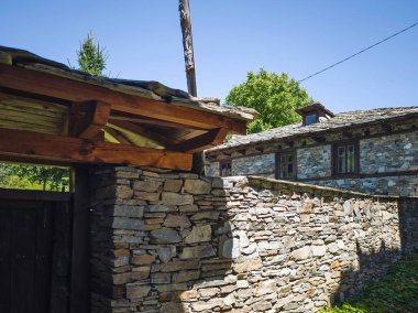 Bulgaristan 'ın Blagoevgrad bölgesindeki Otantik 19. yüzyıl evleriyle Dolen Köyü manzarası