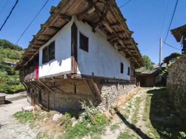 Bulgaristan 'ın Blagoevgrad bölgesindeki Otantik 19. yüzyıl evleriyle Dolen Köyü manzarası