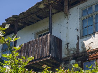 Bulgaristan 'ın Blagoevgrad bölgesindeki Otantik 19. yüzyıl evleriyle Dolen Köyü manzarası