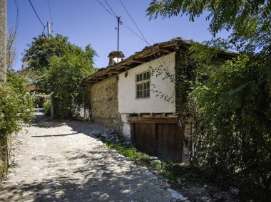 Bulgaristan 'ın Blagoevgrad bölgesindeki Otantik 19. yüzyıl evleriyle Dolen Köyü manzarası