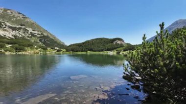 Bulgaristan 'ın Muratovo Gölü etrafındaki Pirin Dağı' nın şaşırtıcı yaz manzarası