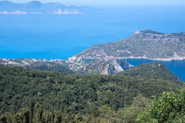 Yunanistan 'ın İyon Adaları yakınlarındaki Asos köyü yakınlarındaki Cephalonia kıyı şeridinin inanılmaz manzarası