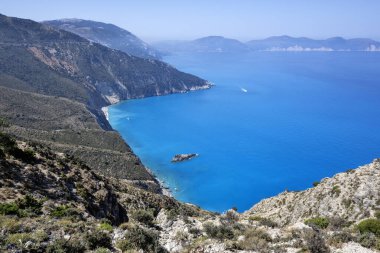 Yunanistan 'ın İyon Adaları yakınlarındaki Asos köyü yakınlarındaki Cephalonia kıyı şeridinin inanılmaz manzarası