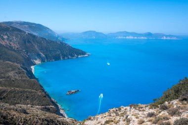 Yunanistan 'ın İyon Adaları yakınlarındaki Asos köyü yakınlarındaki Cephalonia kıyı şeridinin inanılmaz manzarası