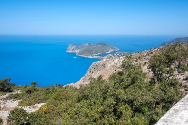 Yunanistan 'ın İyon Adaları yakınlarındaki Asos köyü yakınlarındaki Cephalonia kıyı şeridinin inanılmaz manzarası