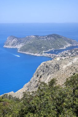 Yunanistan 'ın İyon Adaları yakınlarındaki Asos köyü yakınlarındaki Cephalonia kıyı şeridinin inanılmaz manzarası