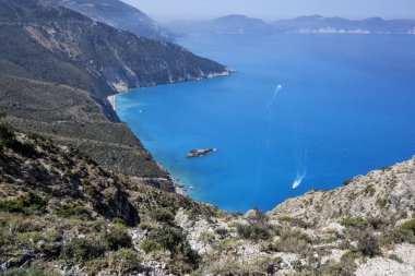 Yunanistan 'ın İyon Adaları yakınlarındaki Asos köyü yakınlarındaki Cephalonia kıyı şeridinin inanılmaz manzarası