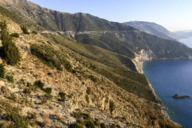 Yunanistan 'ın İyon Adaları yakınlarındaki Asos köyü yakınlarındaki Cephalonia kıyı şeridinin inanılmaz manzarası