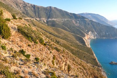 Yunanistan 'ın İyon Adaları yakınlarındaki Asos köyü yakınlarındaki Cephalonia kıyı şeridinin inanılmaz manzarası