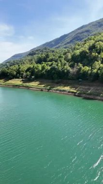 Sırbistan 'ın Stara Planina Dağı' ndaki Zavojsko Gölü 'nün (Zavojsko jezero) muhteşem manzarası