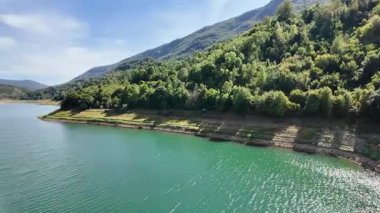 Sırbistan 'ın Stara Planina Dağı' ndaki Zavojsko Gölü 'nün (Zavojsko jezero) muhteşem manzarası