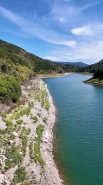 Sırbistan 'ın Stara Planina Dağı' ndaki Zavojsko Gölü 'nün (Zavojsko jezero) muhteşem manzarası