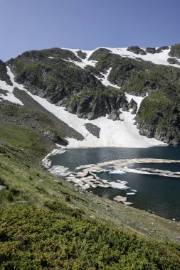 Bulgaristan 'ın Yedi Rila Gölünün etrafındaki Rila Dağı' nın muhteşem manzarası