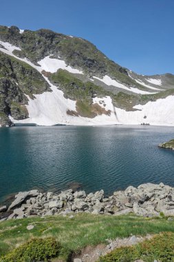 Bulgaristan 'ın Yedi Rila Gölünün etrafındaki Rila Dağı' nın muhteşem manzarası