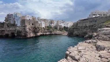 Polignano a Mare, Apulia Bölgesi 'nin muhteşem manzarası.