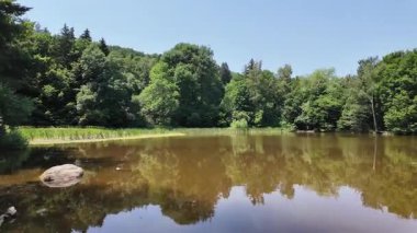 Bulgaristan 'ın Vitosha Dağı' nın Muhteşem Bahar Panoraması Boyana Gölü, düzenli
