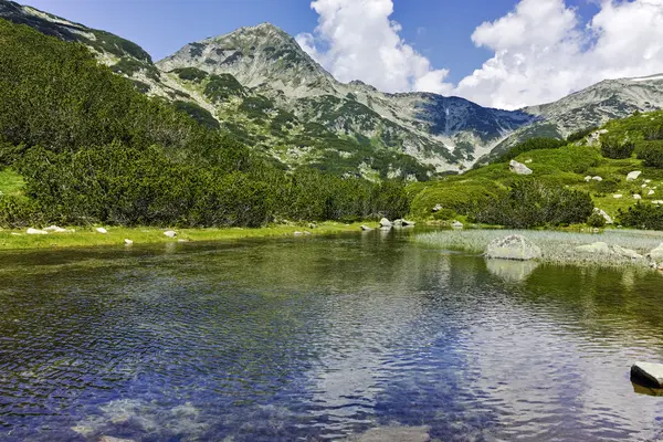 Refleksi puncak Muratov di sungai pegunungan, Pirin Mountain — Stok Foto