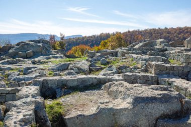 Bulgaristan 'ın Kardzhali Bölgesi, Perperikon antik Trakya kentinin sonbahar manzarası