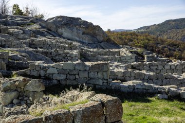 Bulgaristan 'ın Kardzhali Bölgesi, Perperikon antik Trakya kentinin sonbahar manzarası