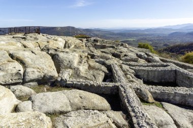 Bulgaristan 'ın Kardzhali Bölgesi, Perperikon antik Trakya kentinin sonbahar manzarası