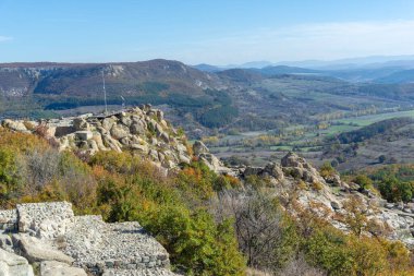 Bulgaristan 'ın Kardzhali Bölgesi, Perperikon antik Trakya kentinin sonbahar manzarası