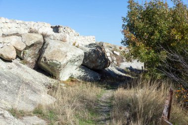 Bulgaristan 'ın Kardzhali Bölgesi, Perperikon antik Trakya kentinin sonbahar manzarası