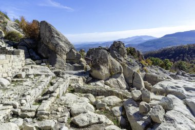 Bulgaristan 'ın Kardzhali Bölgesi, Perperikon antik Trakya kentinin sonbahar manzarası