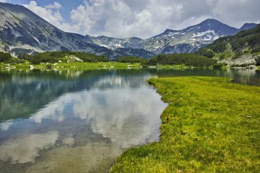 Yansıma Banderishki Kınalı tepe Muratovo göl, Pirin Dağı