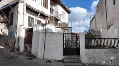 XANTHI, GREECE - 26 Aralık 2023: Xanthi, Doğu Makedonya ve Trakya 'daki eski sokak ve eski evler