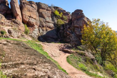 Belogradchik Kayalıkları, Vidin Bölgesi, Bulgaristan 'ın İnanılmaz Sonbahar Manzarası