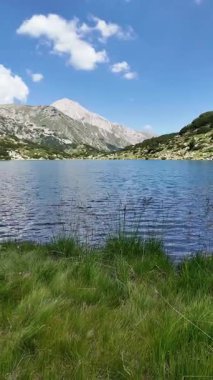 Bulgaristan 'ın Banderitsa Gölü çevresindeki Pirin Dağı' nın şaşırtıcı yaz manzarası