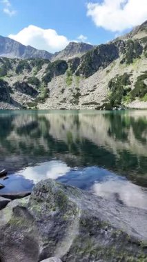 Bulgaristan 'ın Banderitsa Gölü çevresindeki Pirin Dağı' nın şaşırtıcı yaz manzarası
