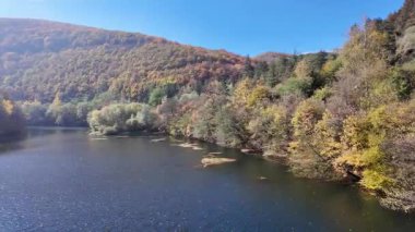 Pasarel rezervuarının şaşırtıcı sonbahar manzarası, Sofya şehir bölgesi, Bulgaristan
