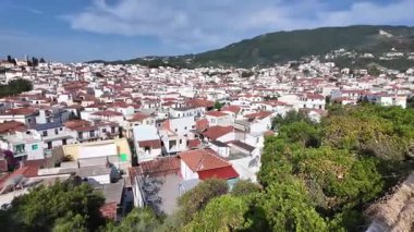 Skiathos Town, Sporades, Thessaly, Yunanistan 'ın inanılmaz kıyı şeridi manzarası